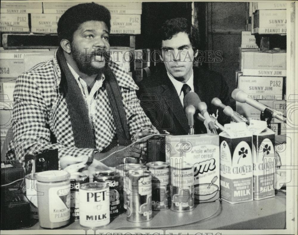 1974 Press Photo Arnold Townsend, Patricia Hearst warehouse supply problems - Historic Images