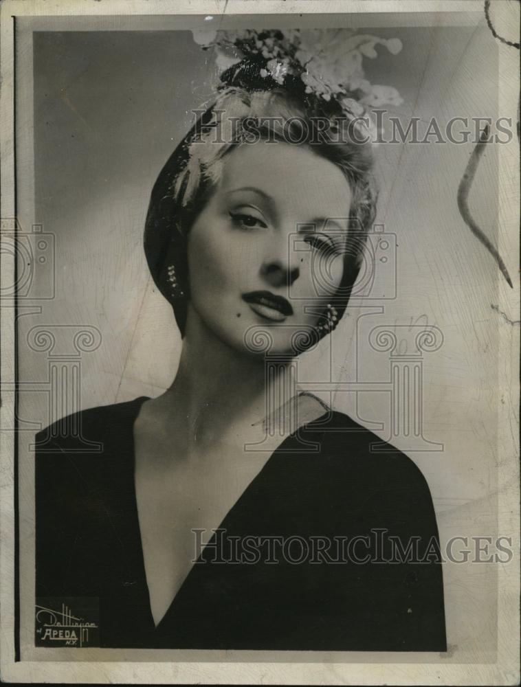 1943 Press Photo Ilona Massey Actress Wearing Earrings - RSL79511 - Historic Images