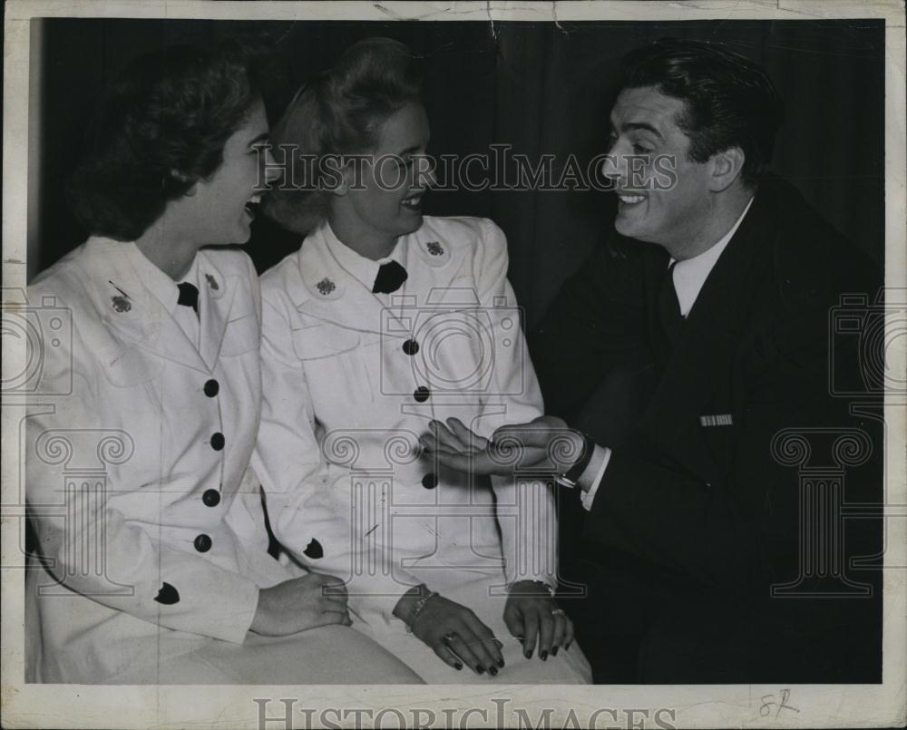 1944 Press Photo Victor Mature &amp; Coralee Buron &amp; Nell Keith - RSL88847 - Historic Images