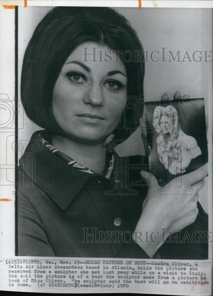 1970 Press Photo Stewardess Sandra Oliver Displays Picture of Bust - RSL64523 - Historic Images