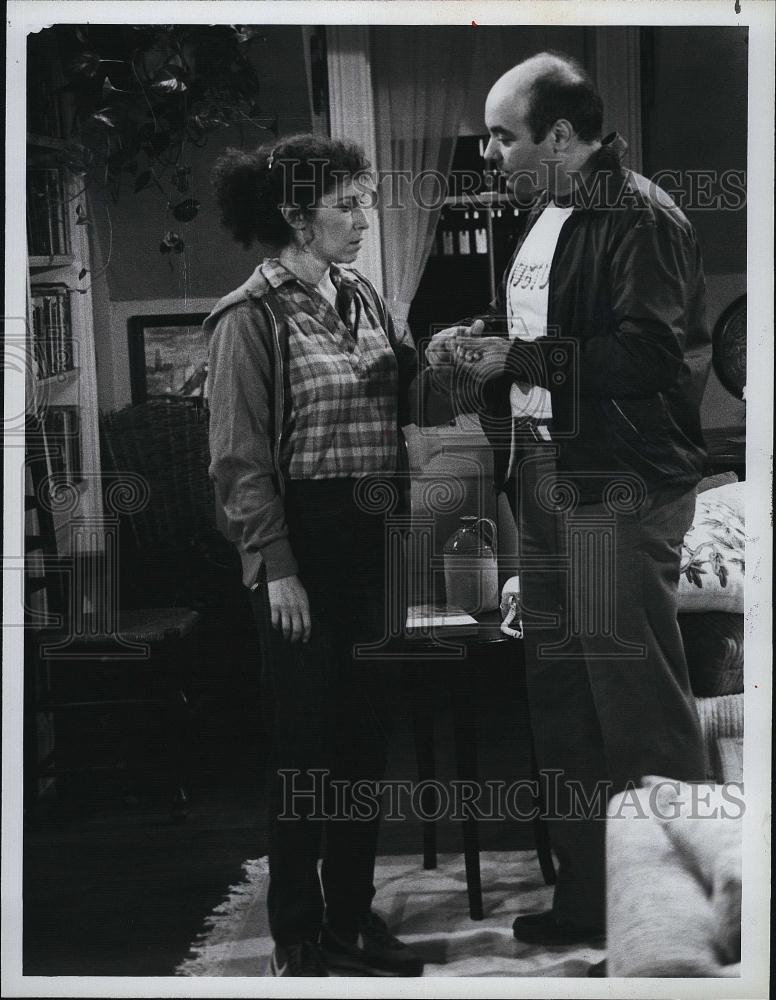 1983 Press Photo Actress Rhea Perlman &amp; Don Amendolia In &quot;Affairs Of The Heart&quot; - Historic Images