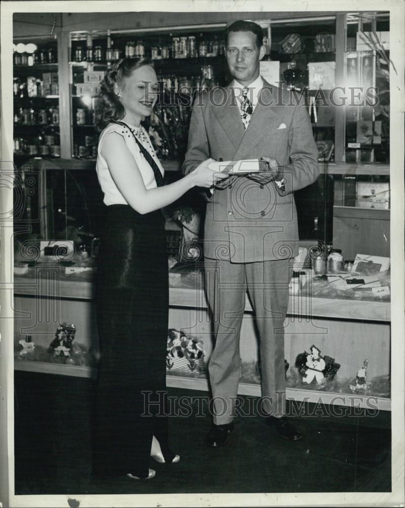 1946 Press Photo Ruth Conant at New Capitol Candy Shoppe - RSL01647 - Historic Images