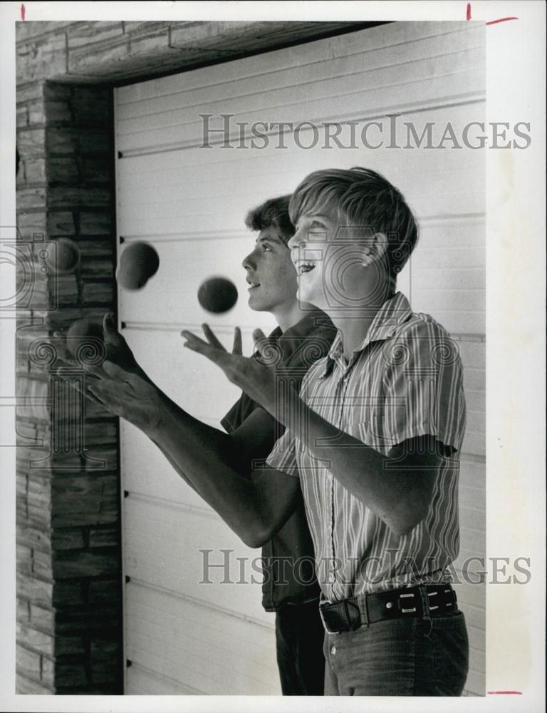 1975 Press Photo Ventriloquist/Juggler Ricky Portwood With Peter Schmedt - Historic Images