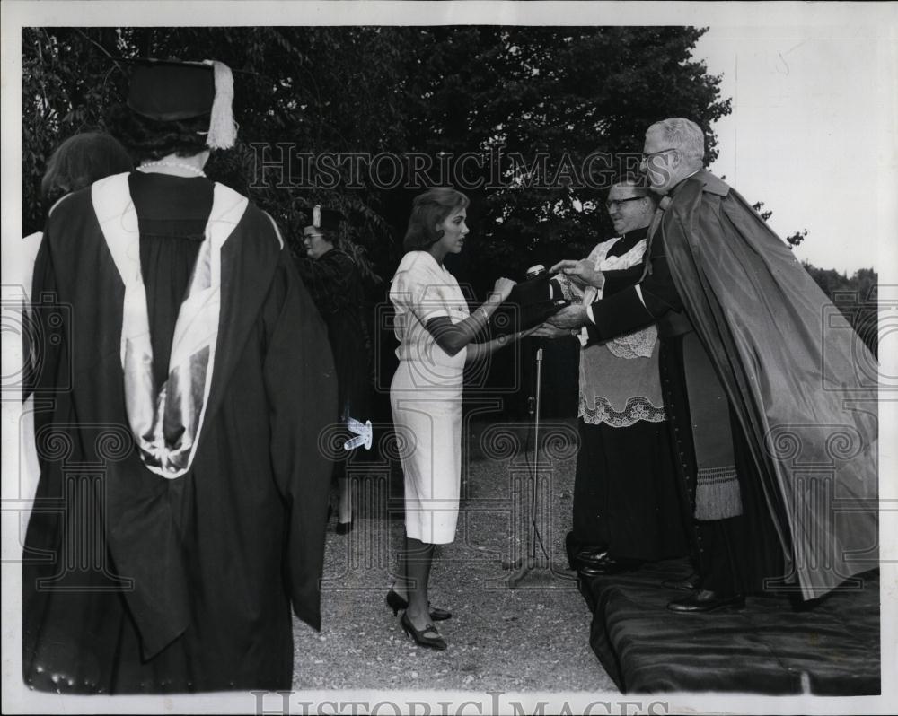 1959 Press Photo Regis College Tower Gardens William Daly Cap and Gowns - Historic Images