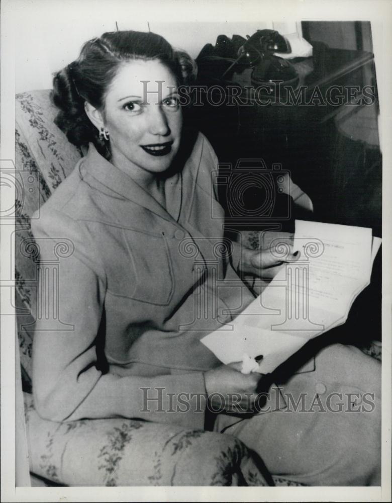 1948 Press Photo Mrs Patricia Collins Holding Lawsuit Papers From Husband - Historic Images