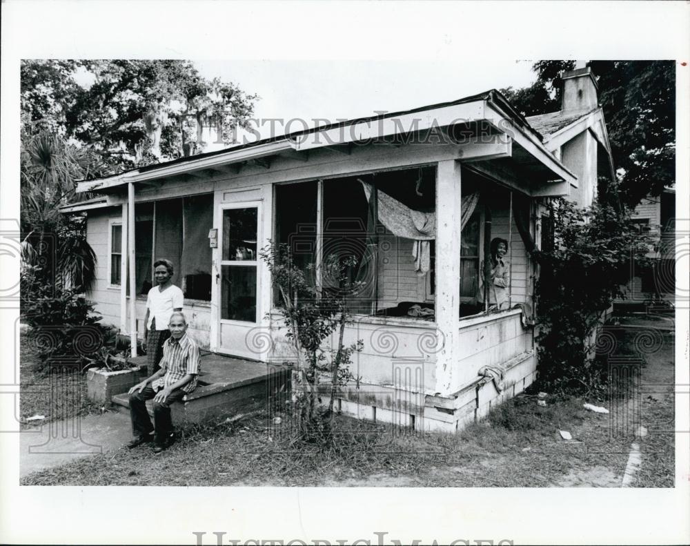 1983 Press Photo Chu and Thet Thang Deteriorated House - RSL67865 - Historic Images