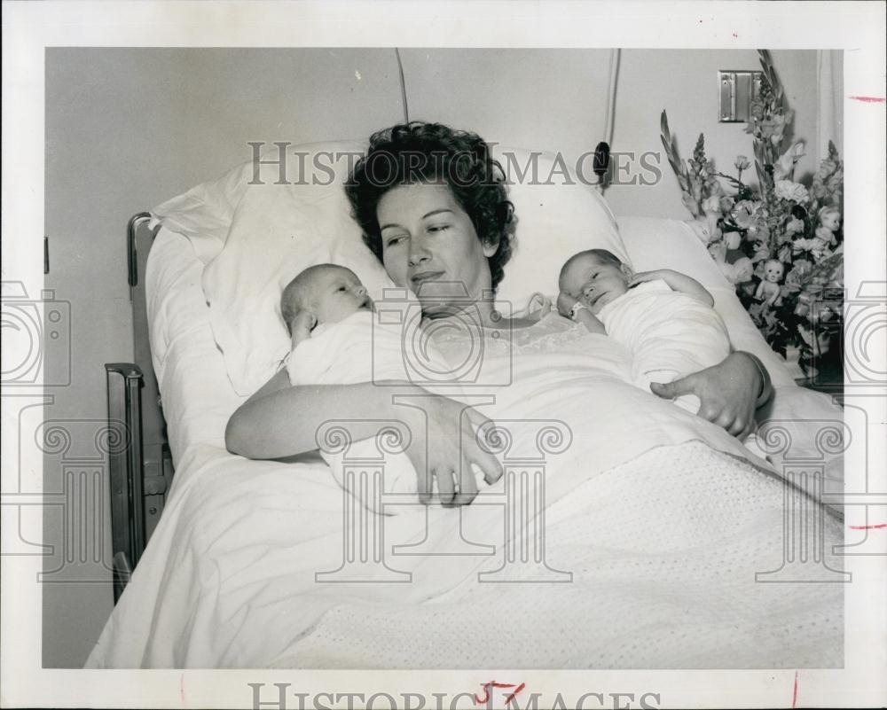 1964 Press Photo Mrs Billy E Wells With Newborn Twin Daughters Debra Karen - Historic Images