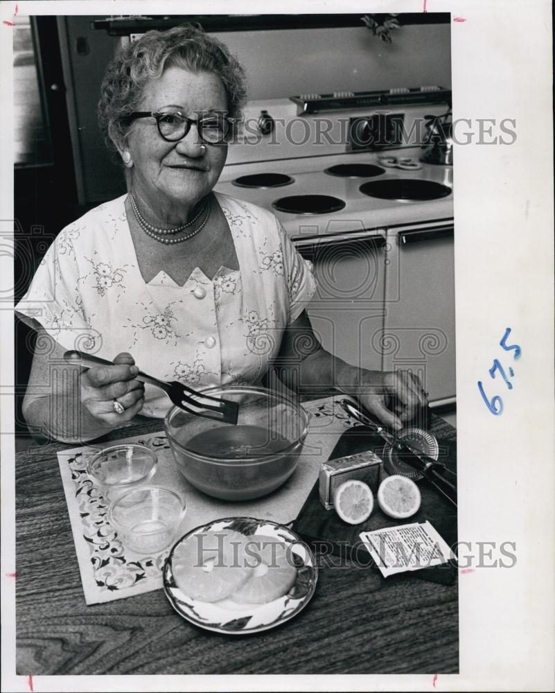 1964 Press Photo Mrs Mabel Tilp, winner of prize for her Rose Cheese Salad - Historic Images