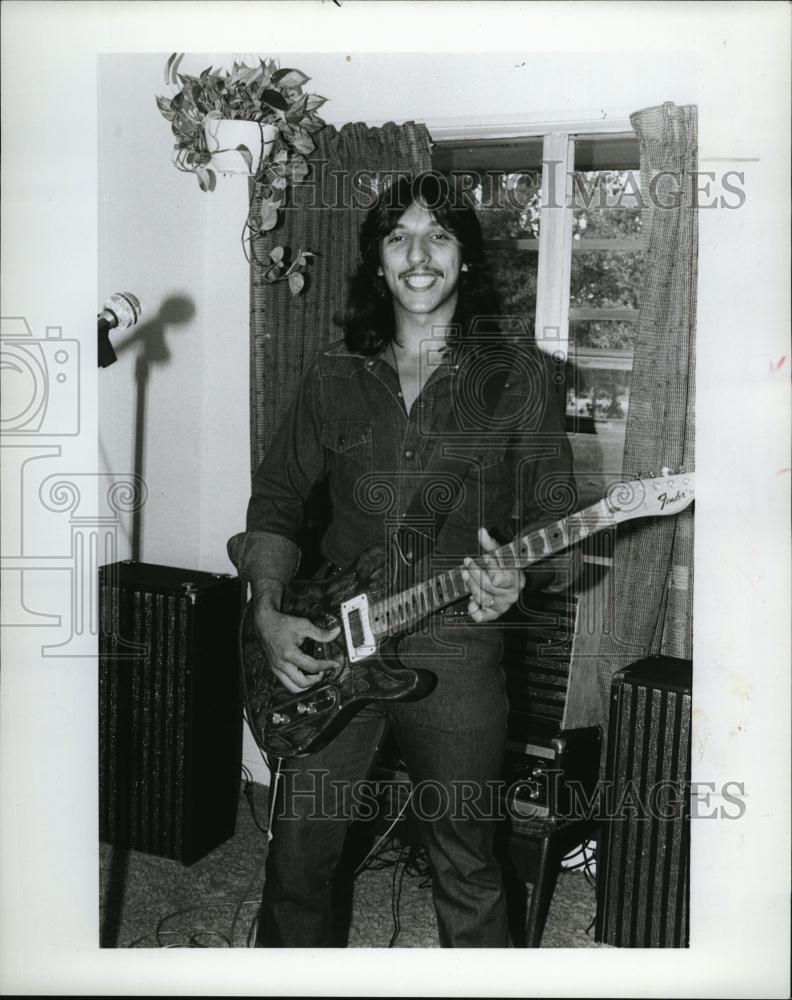 1982 Press Photo Carl Vee, musician with his guitar - RSL93495 - Historic Images