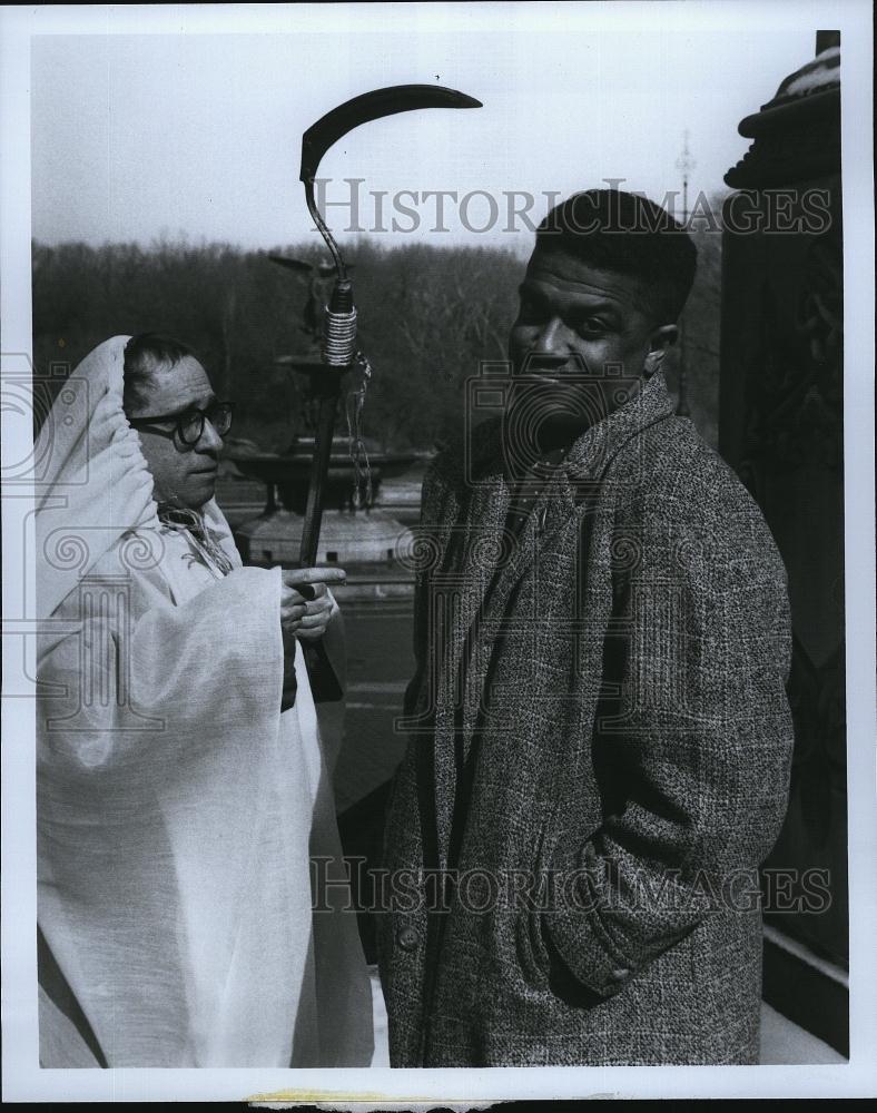 Press Photo Woody Allen Elivis Mitchel Barry Mitchell Love and Death - RSL82173 - Historic Images