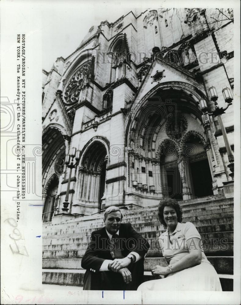 1981 Press Photo Moorhead Kennedy Jr with wife Louisa at StJohn the Divine - Historic Images