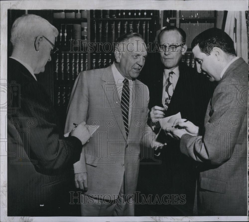 1957 Press Photo Gov Goodwin Knight talks to newsmen - RSL87443 - Historic Images