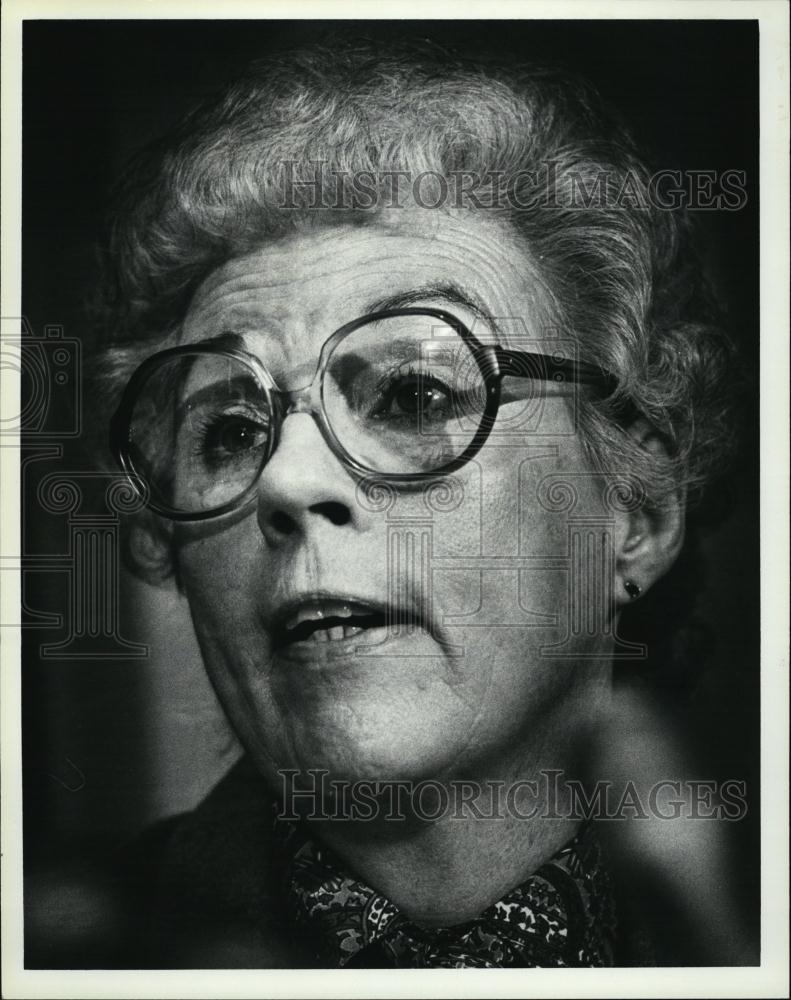 1983 Press Photo Margaret Coady Reads Statement At Press Conference - RSL44425 - Historic Images