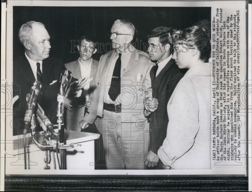 1961 Press Photo student of Univ of Calif seek question to Robert Welch - Historic Images