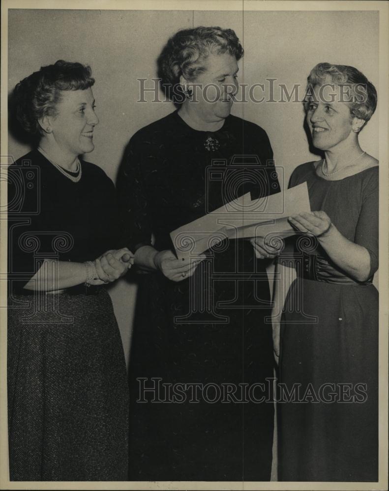 1969 Press Photo Catholic Daughters Group MrsDorothy Sousa and MrsMary Dooley - Historic Images