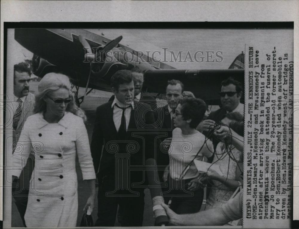 Press Photo Sen Edward M Kennedy with Mrs Kennedy - RSL99899 - Historic Images