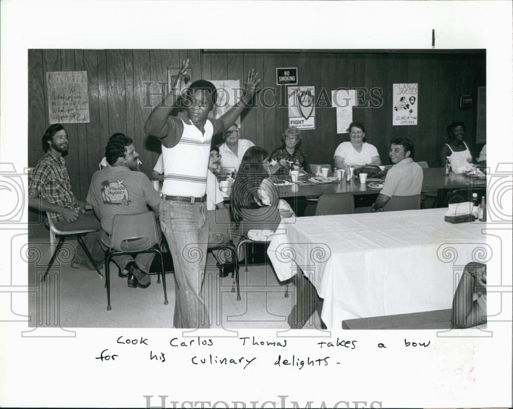 1982 Press Photo Cook Carlos Thomas Cooks foe Jaycee&#39;s Banquet - RSL67749 - Historic Images