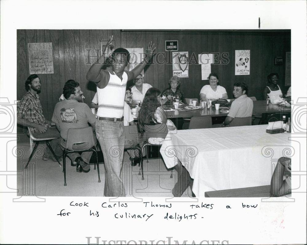 1982 Press Photo Cook Carlos Thomas Cooks foe Jaycee's Banquet - RSL67749 - Historic Images