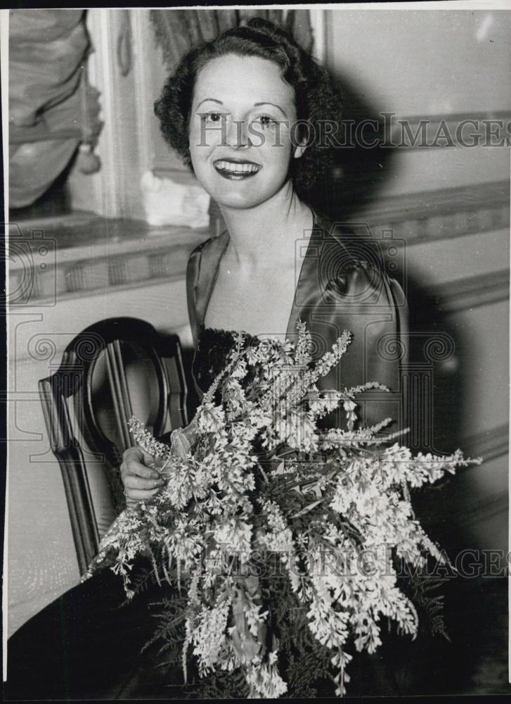 1953 Press Photo Singer Mrs Francis Cove Walton - RSL01065 - Historic Images