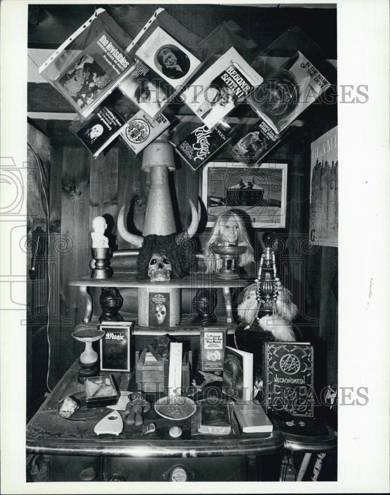 1985 Press Photo Books &amp; Artifacts In New England School Of Demonology - Historic Images