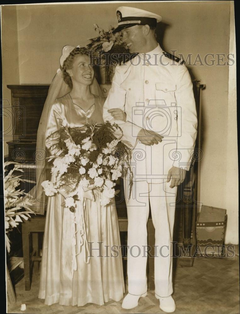 1942 Press Photo Ensign Nathaniel Tomson and Mildred Hamilton Wedding - Historic Images