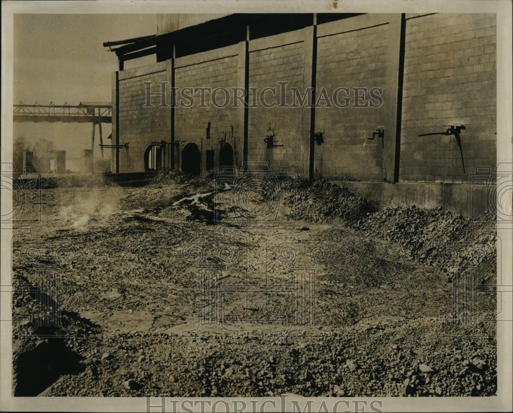 1949 Press Photo Furnace tapping at Victor Chemical works in Tarpon Spring, Fla - Historic Images