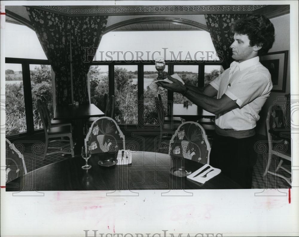 1985 Press Photo Tom Brusini, waiter at the Pepin in the beach - RSL99553 - Historic Images