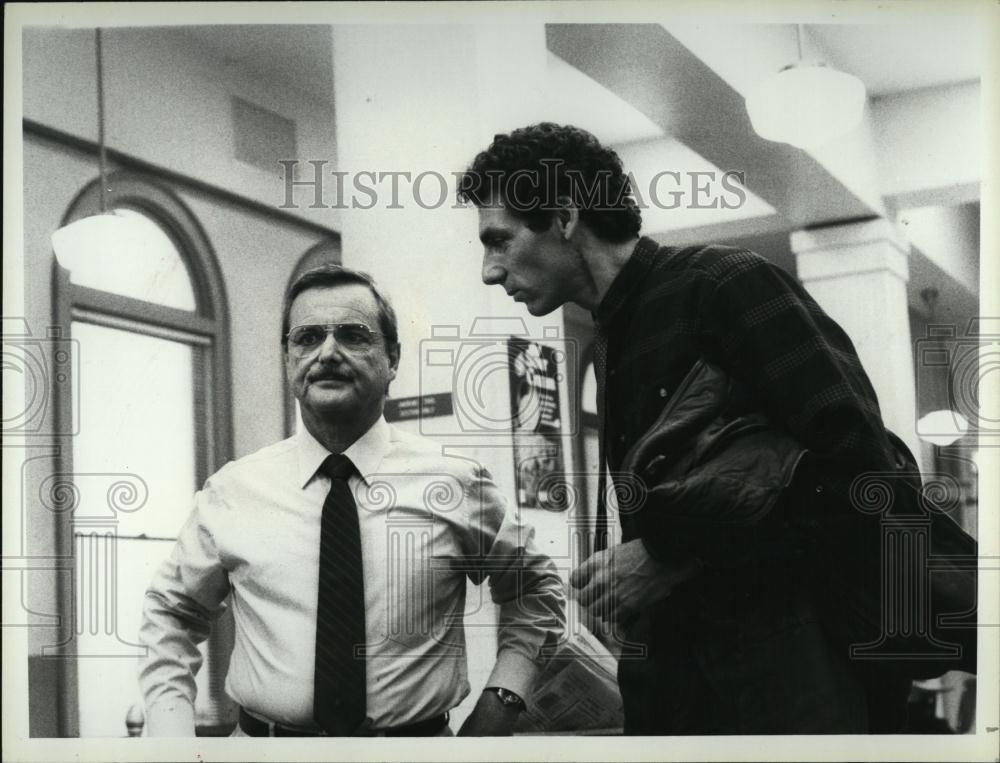 1984 Press Photo William Daniels and Michael Richards in &quot;Fade to White&quot; - Historic Images