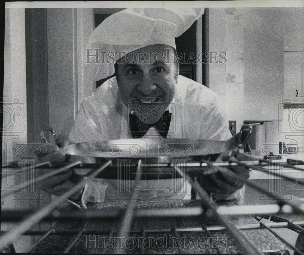 Press Photo Cook Chef Food preparer Gus Sanders Culinary baking - RSL88033 - Historic Images