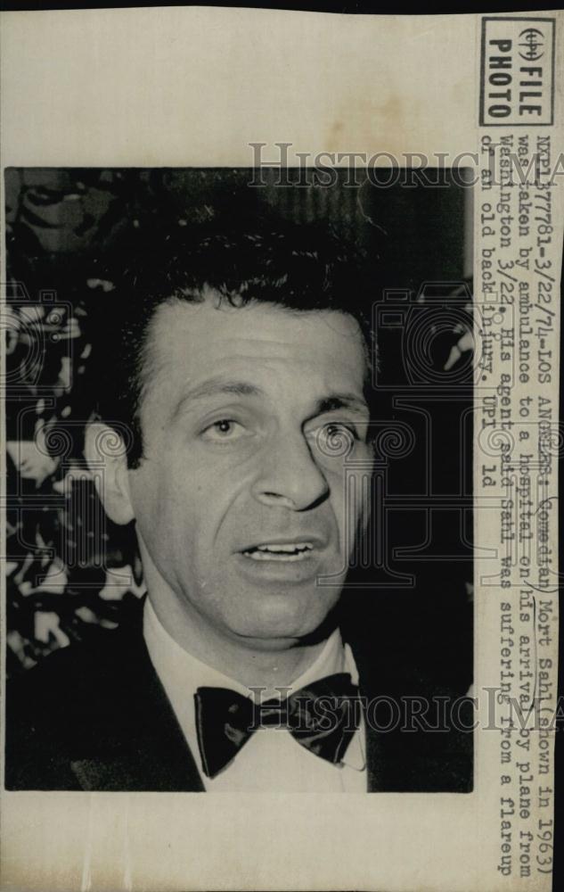 1974 Press Photo Comedian Mort Sahl suffers from back problems - RSL65459 - Historic Images