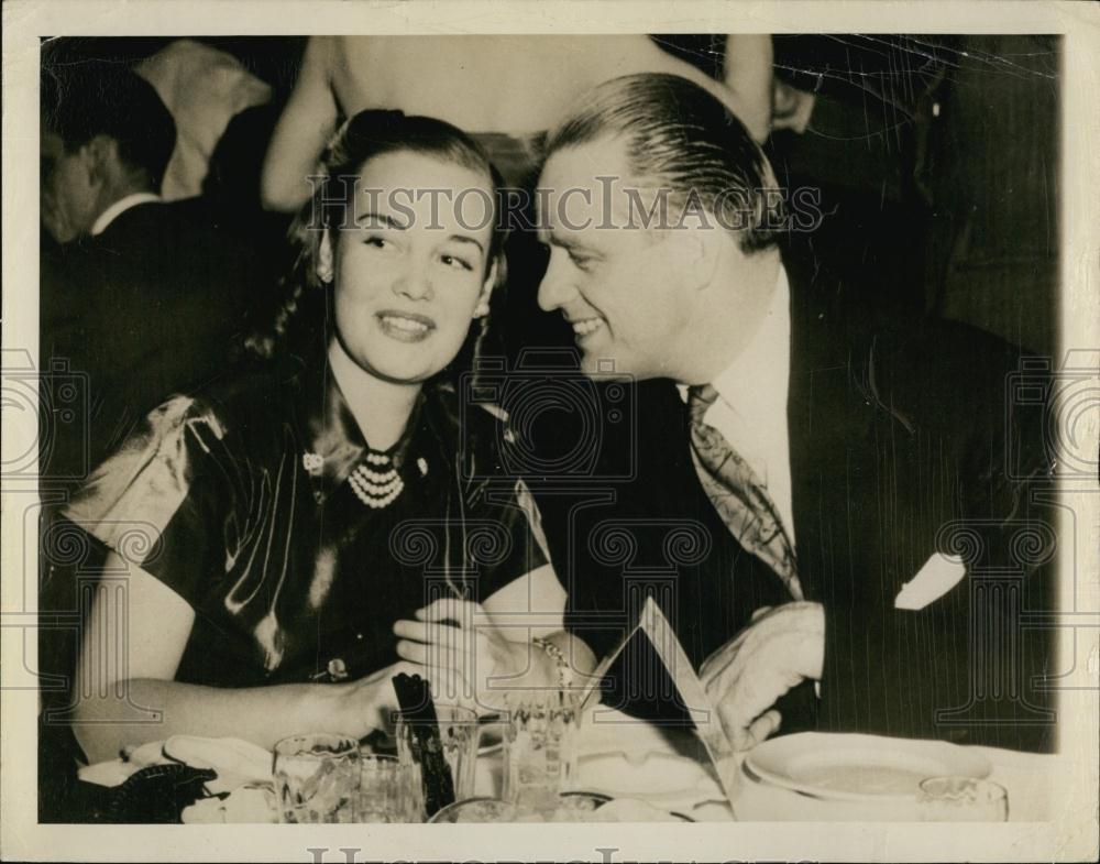 1949 Press Photo Elliott Roosevelt &amp; Night Club Singer Georgeanne Durston - Historic Images