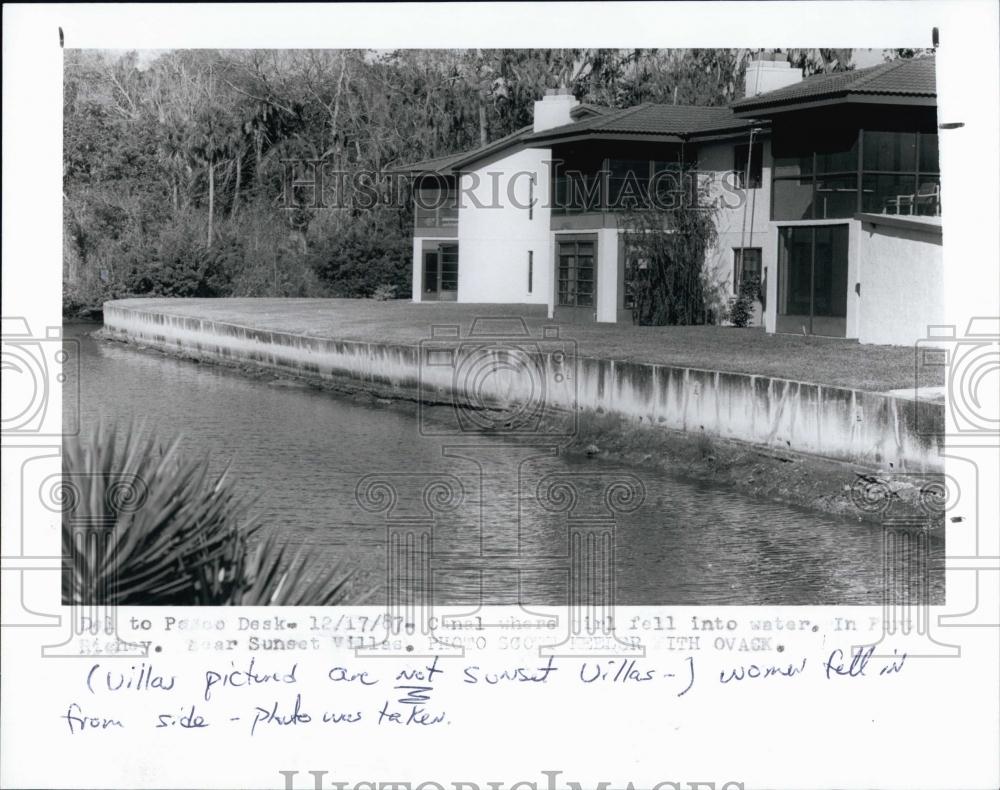 1987 Press Photo Canal in Florida &amp; house Christina Said fell into it from - Historic Images