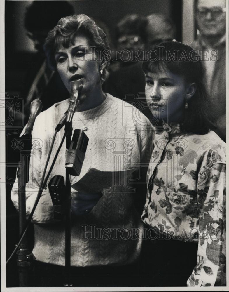 1991 Press Photo Dianne Richard mother of Mellissa Benoit speaking to press - Historic Images