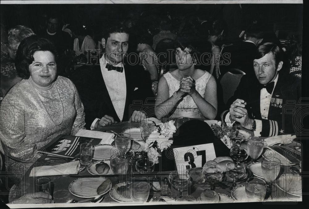 Press Photo Ivan Samuels, Maggie Cashman, Frederick Parrington, Couples Dinner - Historic Images