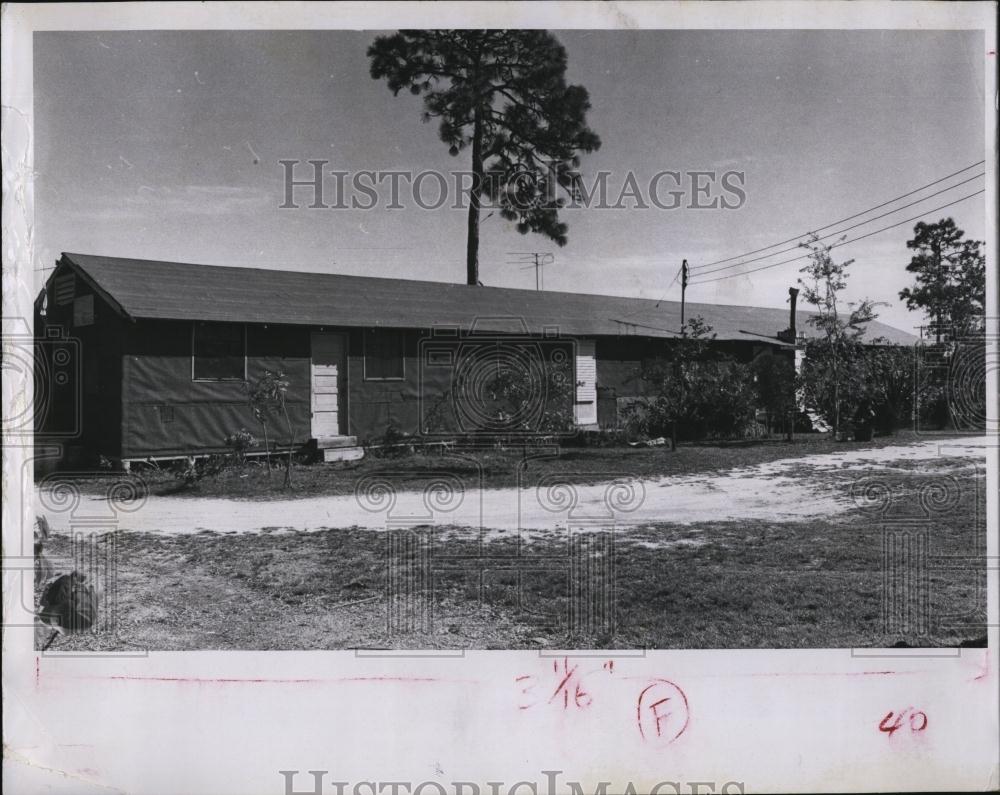 1960 Press Photo The home of Leo Traylor, a 100 by 34-foot army barracks - Historic Images