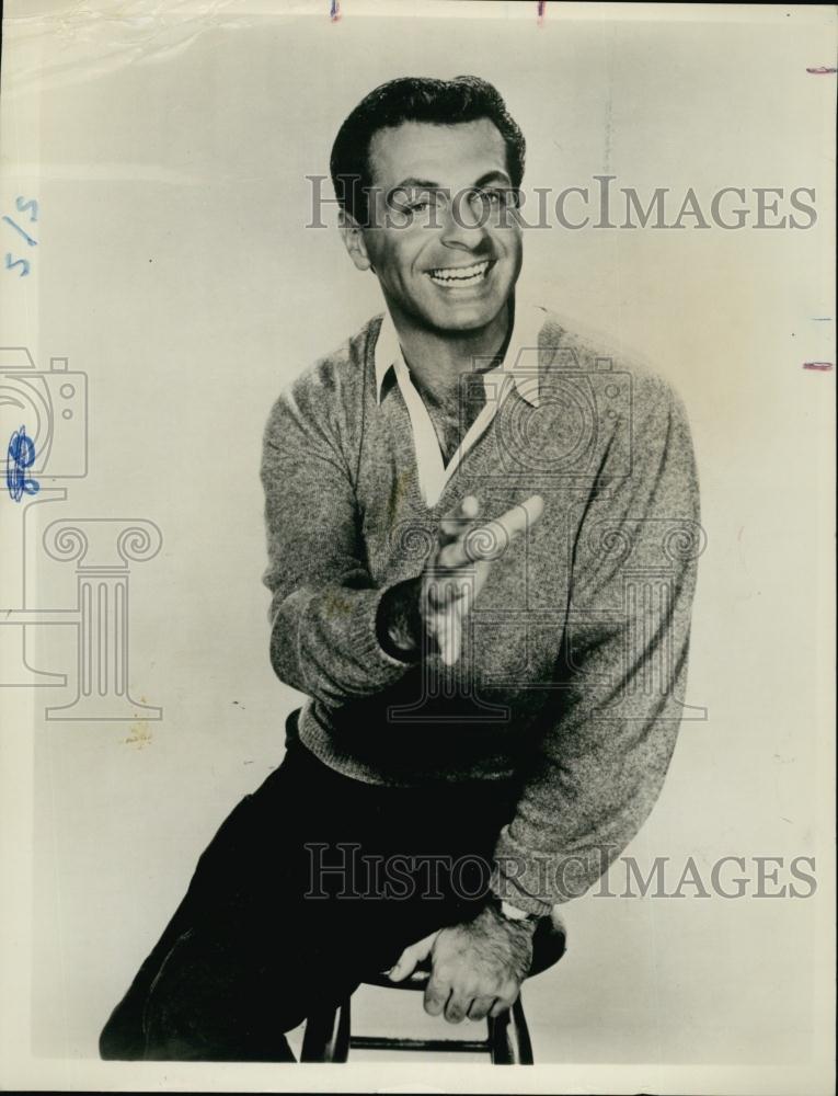 1963 Press Photo Comedian Mort Sahl guest stars on ABC&#39;s &quot;The Jerry Lewis Show&quot; - Historic Images