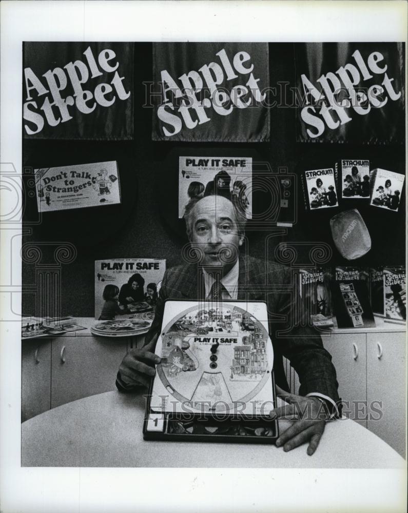 1996 Press Photo Chuck Milroy of Apple Street Toy Company - RSL83457 - Historic Images