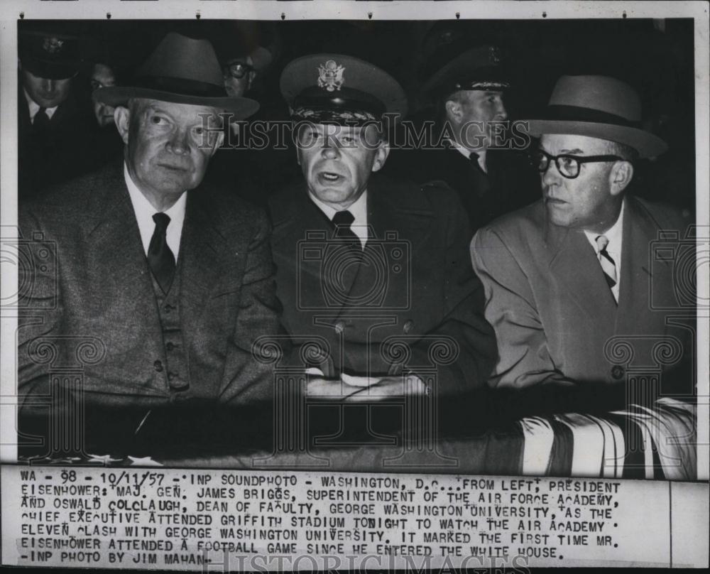 1957 Press Photo Pres Eisenhower,Maj Gen K Briggs & O Colclaugh - RSL88269 - Historic Images