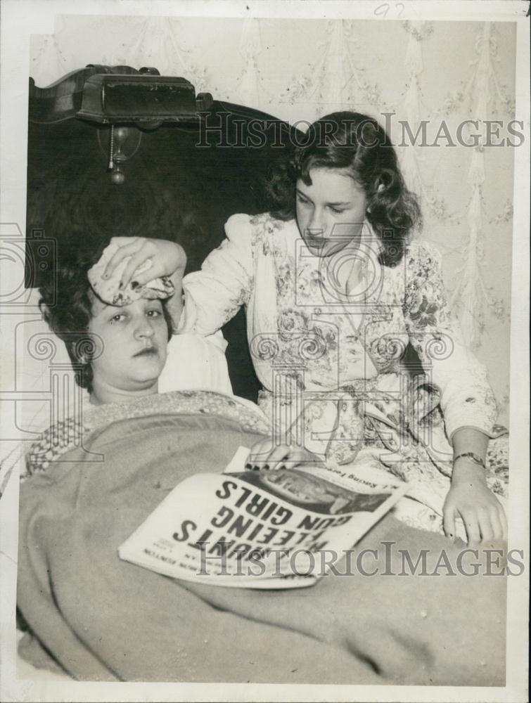 1947 Press Photo Mrs Pearl Lofchie &amp; Daughter Judith, Mother was Robbed - Historic Images