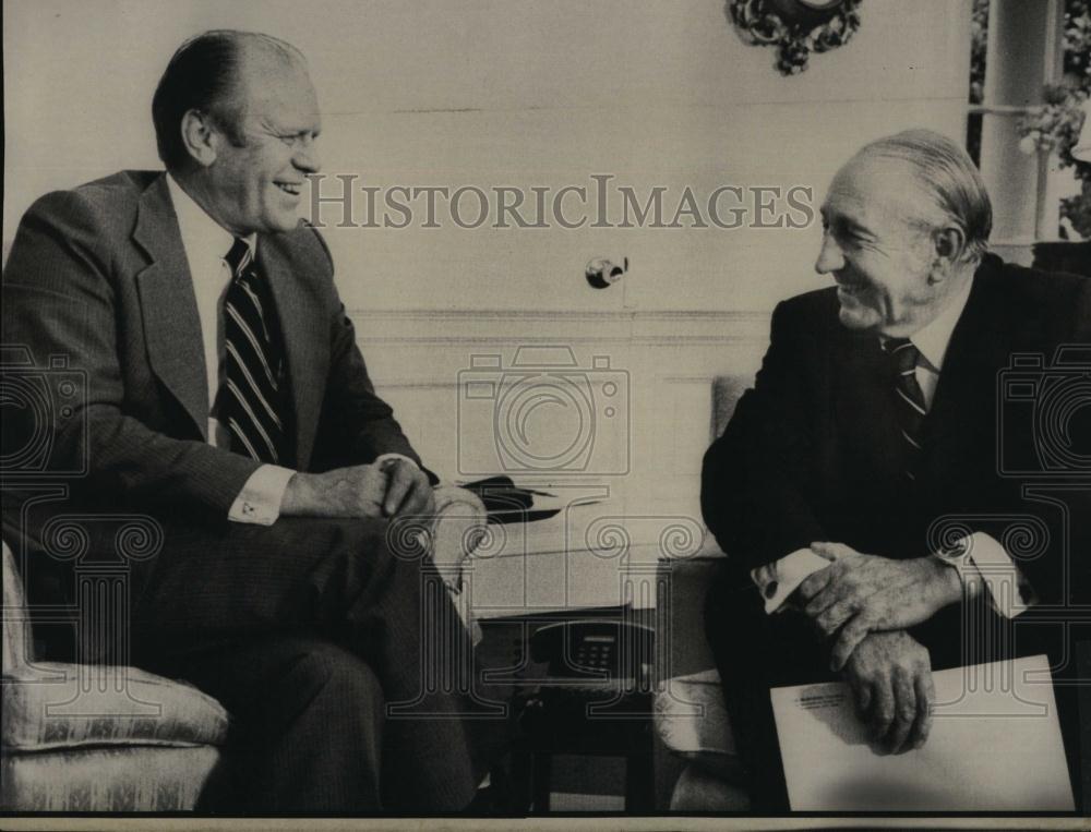 1974 Press Photo Pres Ford with David Packard, Pres of Hewitt-Packard - Historic Images