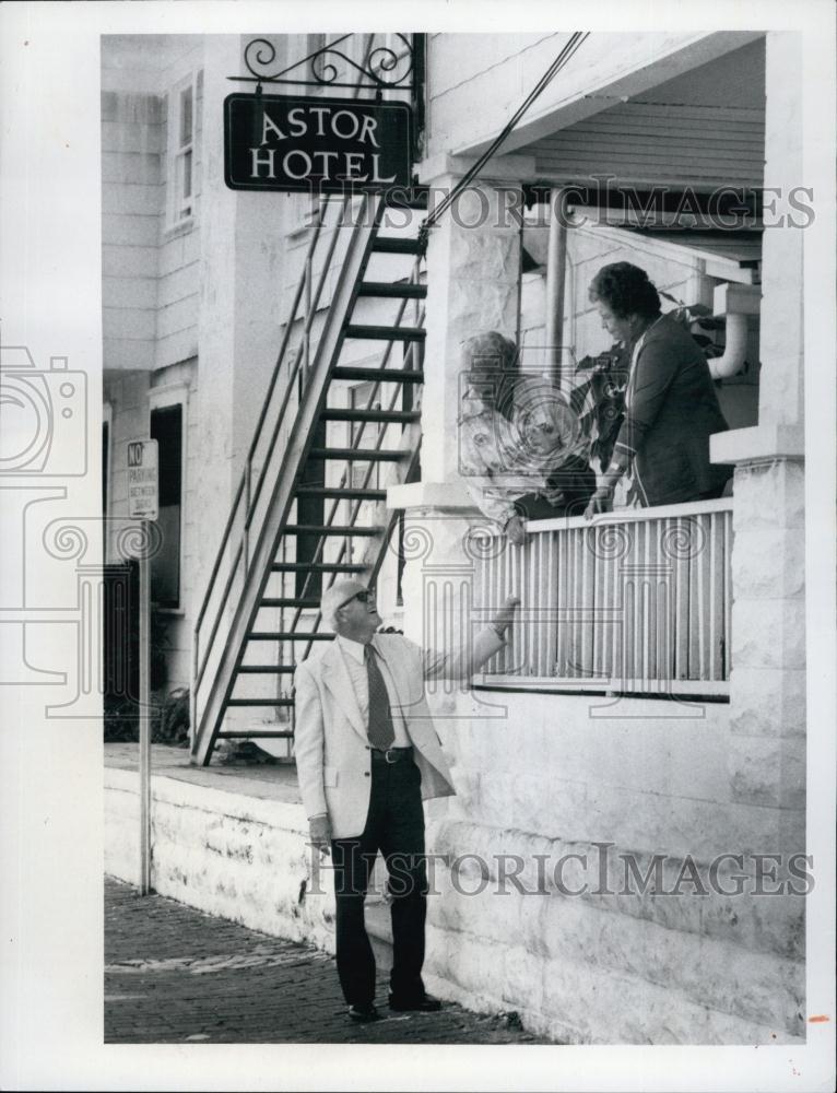 1975 Press Photo Rev Oscar Davis Meets Wife Eunice &amp; Mrs Aubrey Colley - Historic Images