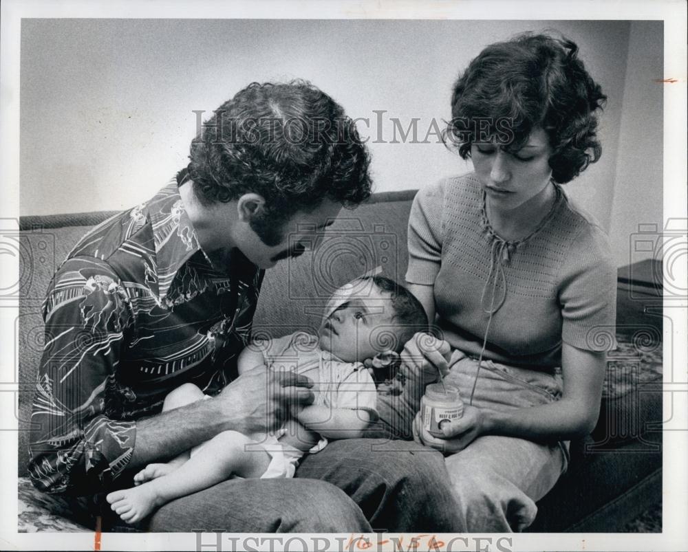 1975 Press Photo Mr and Mrs Mohadcaghi Saberi and son at feeding time - Historic Images