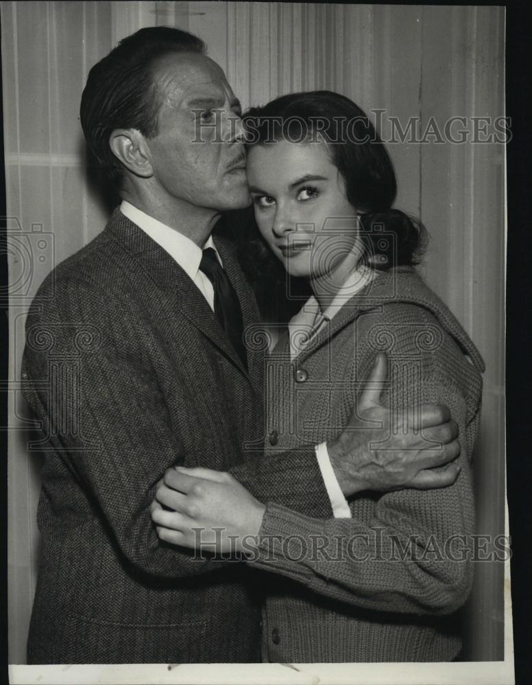 1960 Press Photo Actress Audrey Dalton &amp; Louis Hayward In &quot;Kraft Mystery&quot; - Historic Images