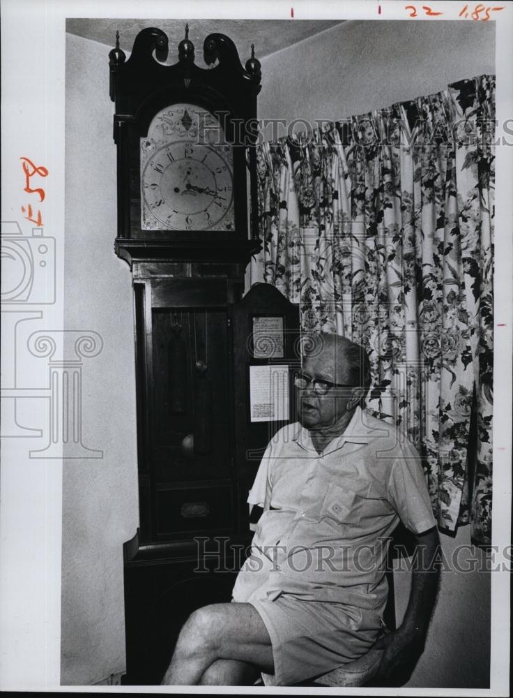 1976 Press Photo Edmund Caldwell, Owner Of Antique Clock, Grandfather Clock - Historic Images