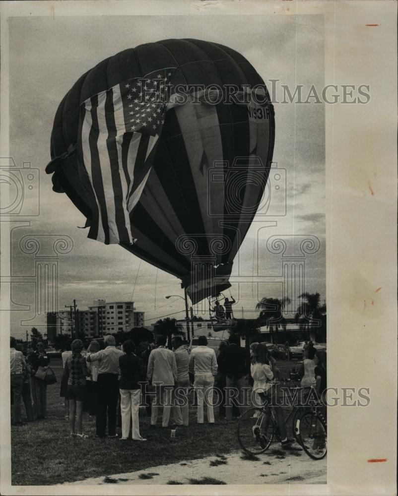 1975 Press Photo Flag Air balloon raises with USFlag during Independence Day - Historic Images