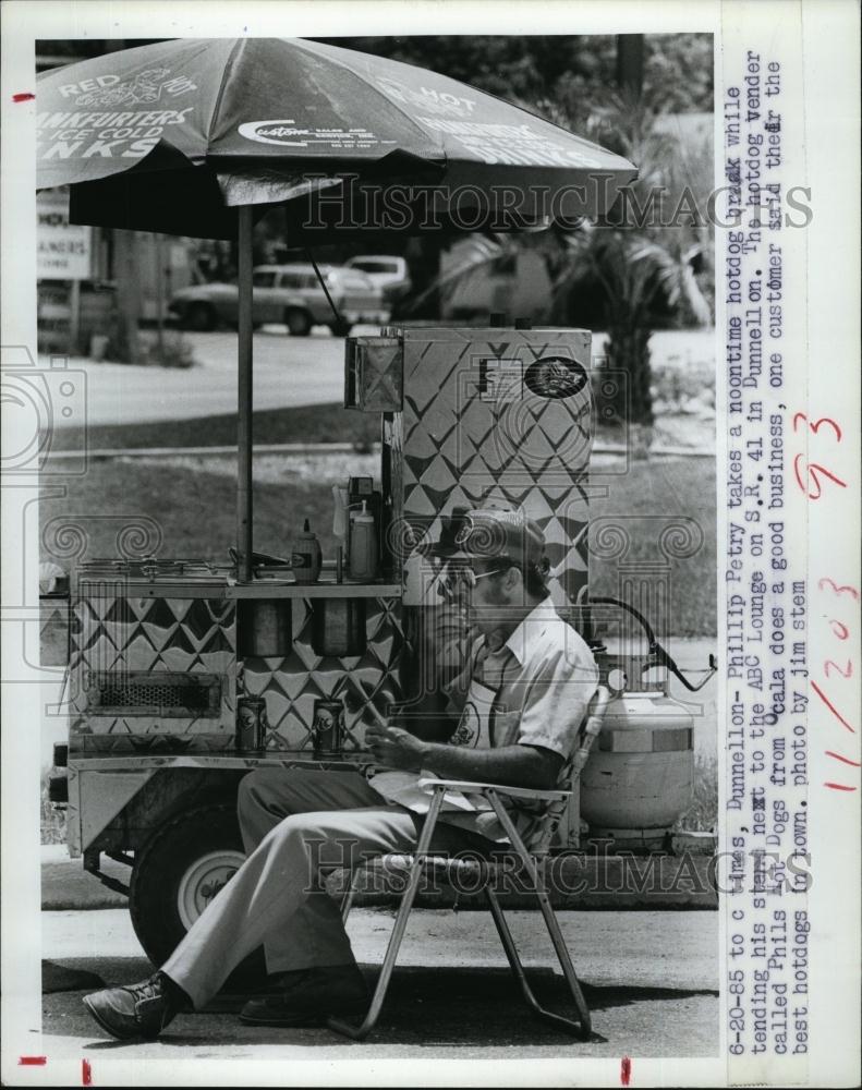 1985 Press Photo Phillip Petry at his hot dog stand in Dunnellon, Florida - Historic Images