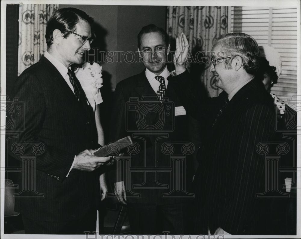 1971 Press Photo Dr harol W Demone take oath of office by Elliot LRichardson - Historic Images