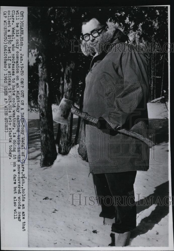 1962 Press Photo Tony Wedal of Clare Michigan Camping 8 Days on Dare - RSL41869 - Historic Images