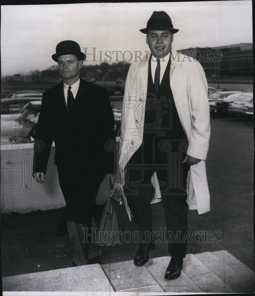 1961 Press Photo Gael Mahoney and Atty Gen Edward W Brooke, Fin Com police - Historic Images