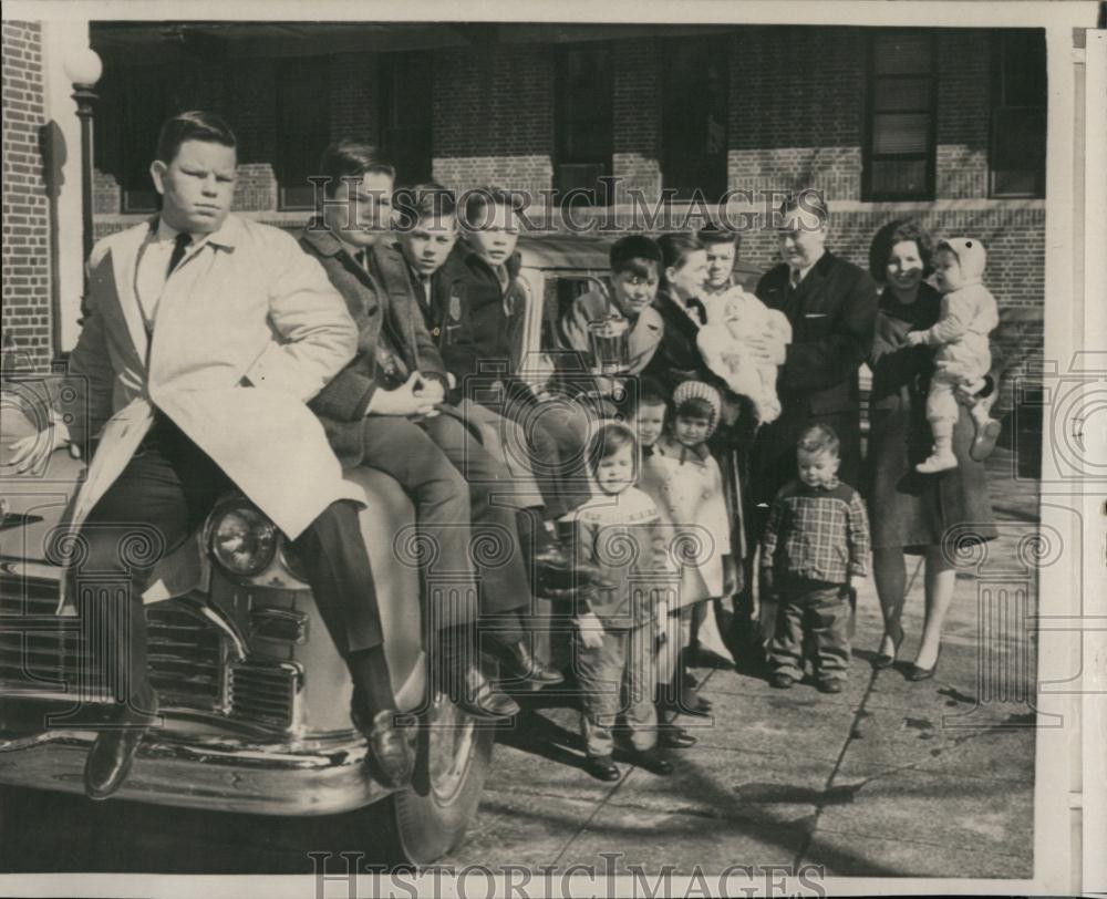 1964 Press Photo Rep Hugh Carey With Family At Hospital - RSL66647 - Historic Images